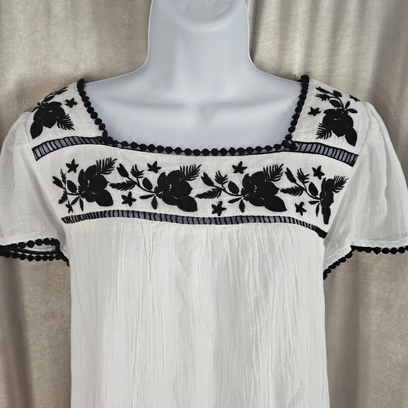 NWT Crown & Ivy white embroidered floral blouse top Womens Medium - Picture 6 of 8